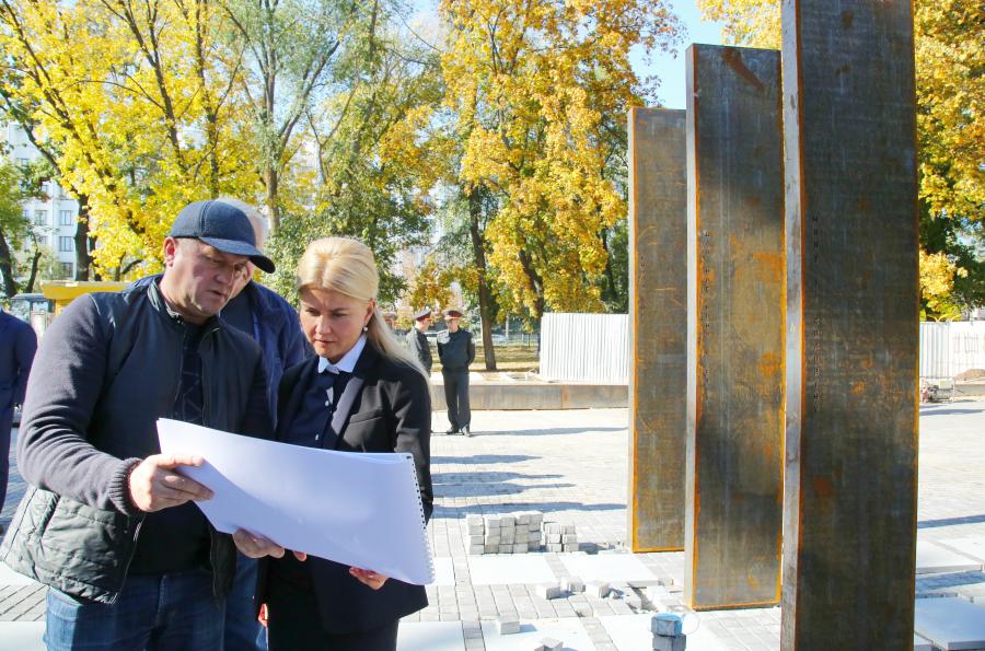 У Харкові завершують монтаж монументу захисникам України