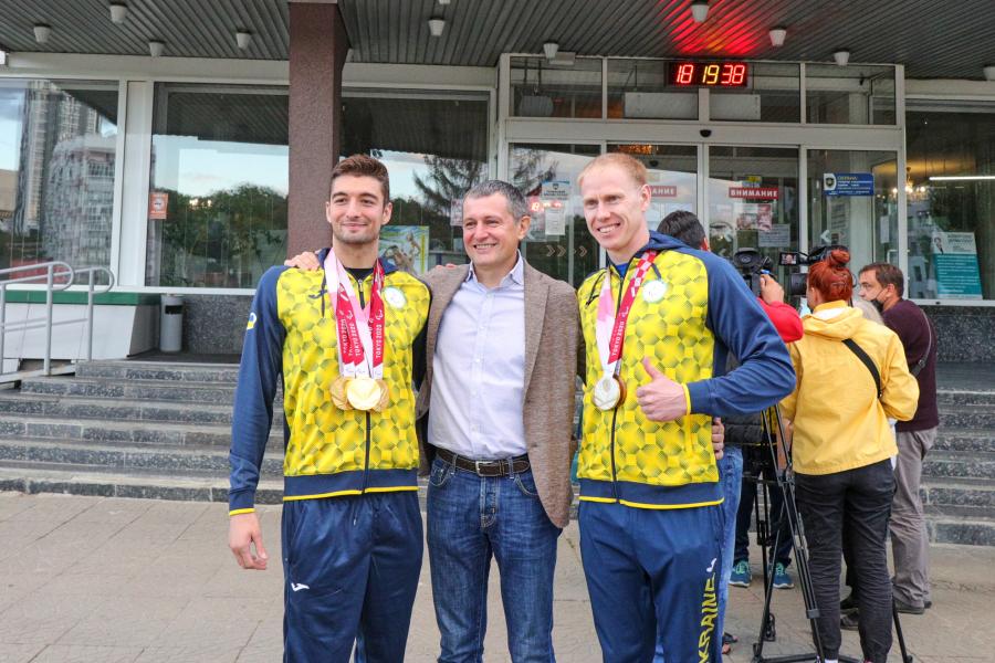 В Харькове встретили пловцов-паралимпийцев Максима Крипака и Максима Вераксу