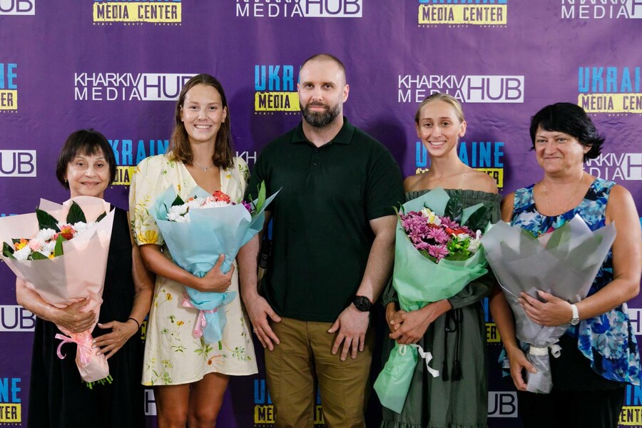 Олег Синегубов поздравил синхронисток, получивших «золото» на чемпионате Европы