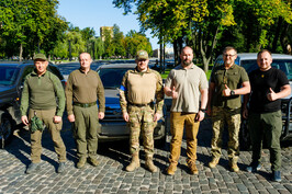 Захисникам Харківщини передали 3 автомобілі та рації