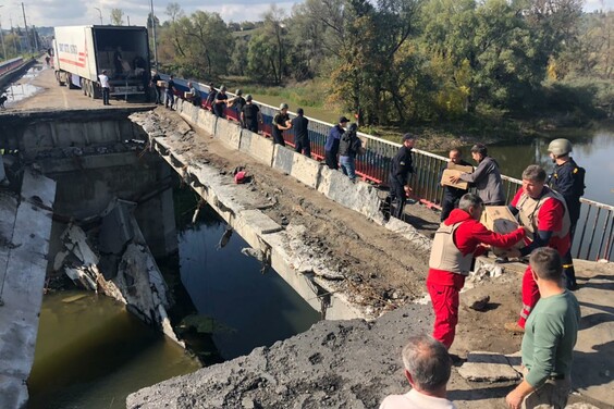 Куп’янчанам передали гуманітарну допомогу через зруйнований міст