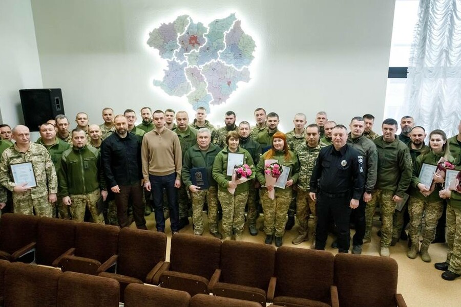 Олег Синєгубов нагородив захисників і захисниць до Дня Збройних Сил України