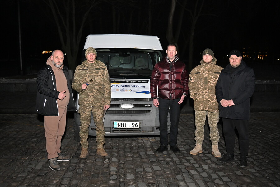 Харківська ОВА спільно з волонтерами передали автомобіль українським захисникам