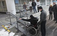 Средствами беспрепятственного доступа инвалидов оборудованы почти все помещения органов власти на Харьковщине