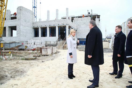 Будівництво школи в Пісочині: у січні будівельники перейдуть до внутрішніх робіт