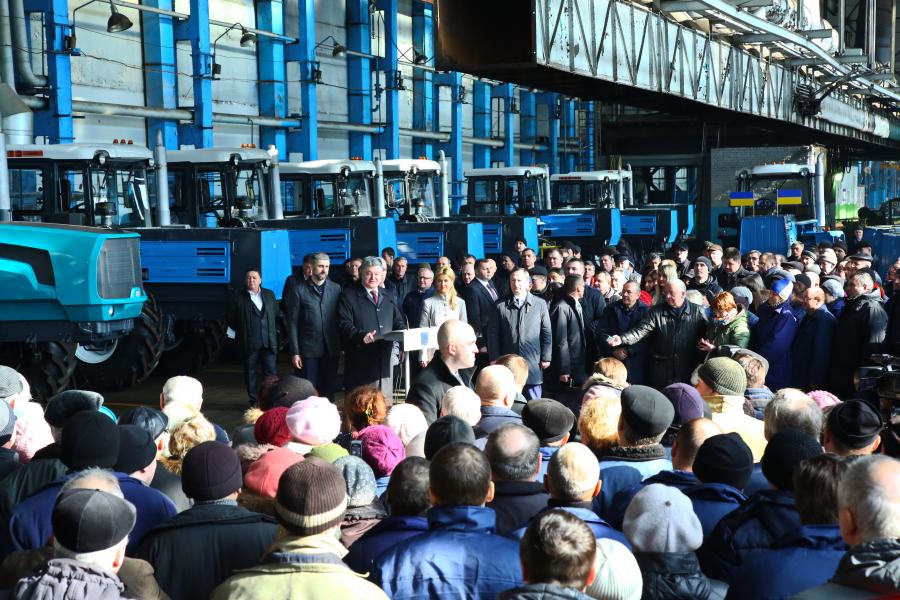 Президент Украины вместе с главой ХОГА ознакомился с работой Харьковского тракторного завода