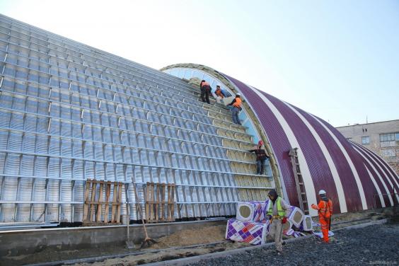 На будівлі майбутнього Красноградського ФОКу завершують зовнішні роботи