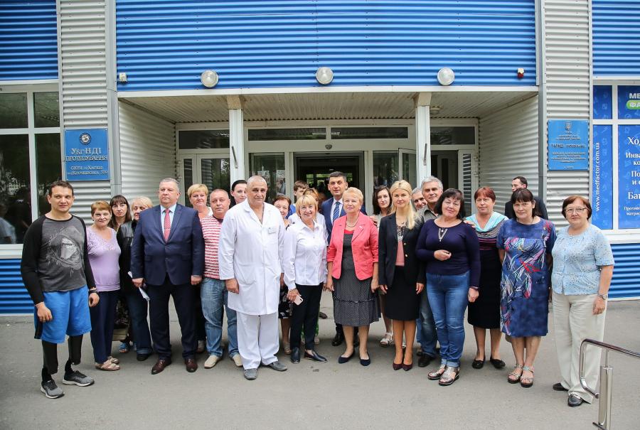 Володимир Гройсман та Юлія Світлична відвідали НДІ протезування в Харкові